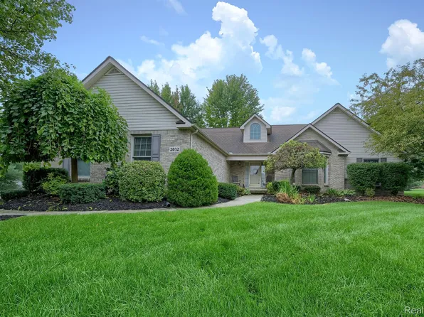 2032 Carlton Ct, White Lake, MI 48383