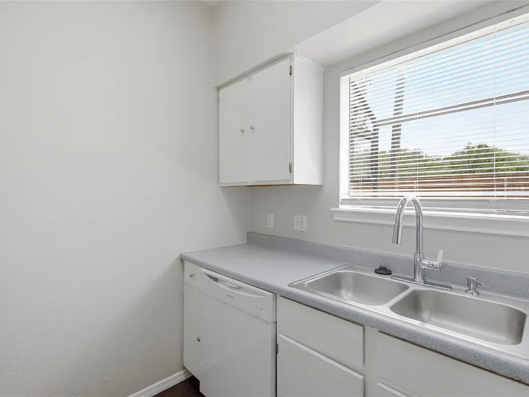 2405 W Slaughter Ln — Photo 10