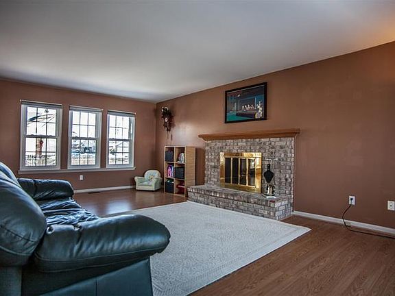 4th image of 3204 Monument Dr