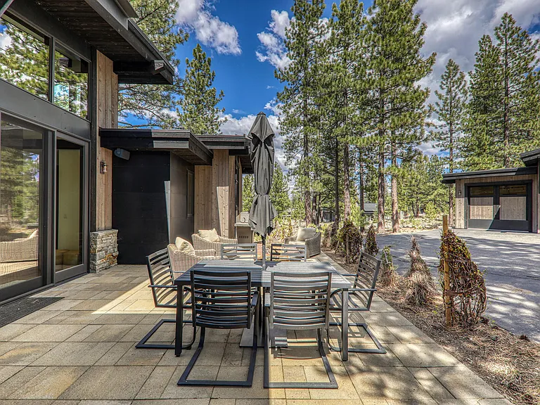 9718 Hunter House Dr — Photo 1