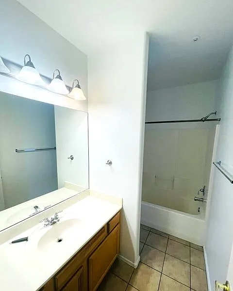 3 bed, 2.5 bath, 1275 sqft, $1,900 — Photo 2