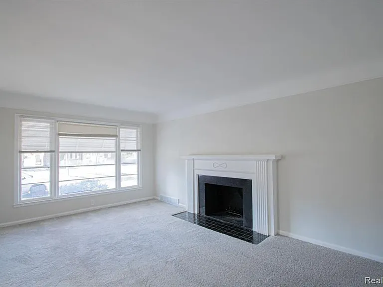 16896 Manor St — Photo 4