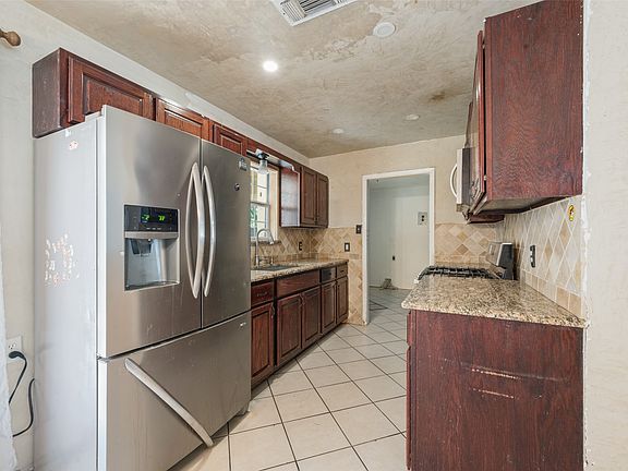 4th image of 913 Russell Rd