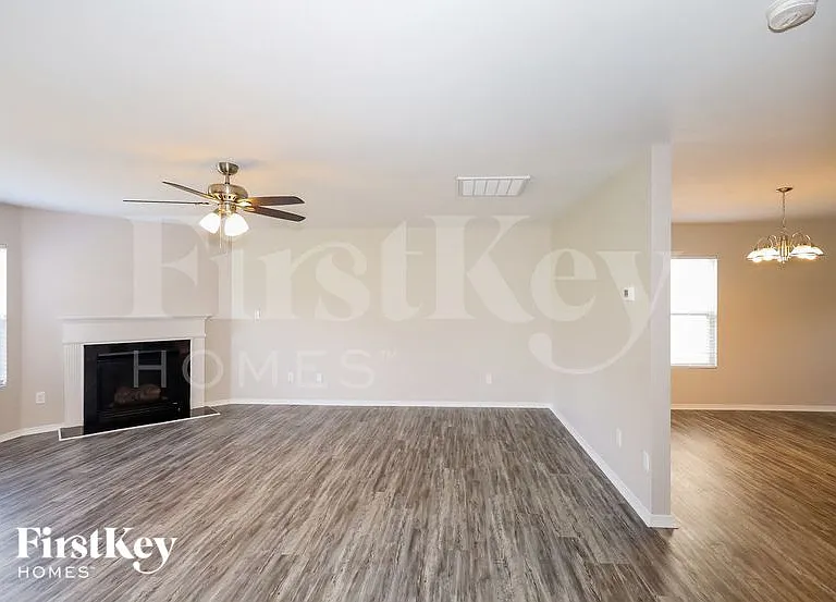 933 Silverberry St — Photo 3