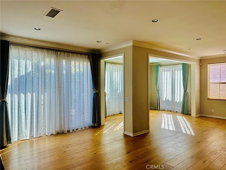 102 Chestnut Grv — Photo 3