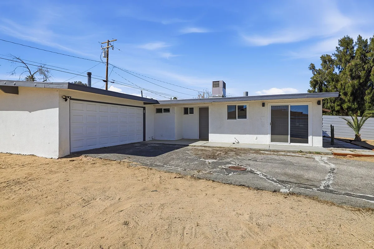Building Photo - 61495 La Jolla Dr