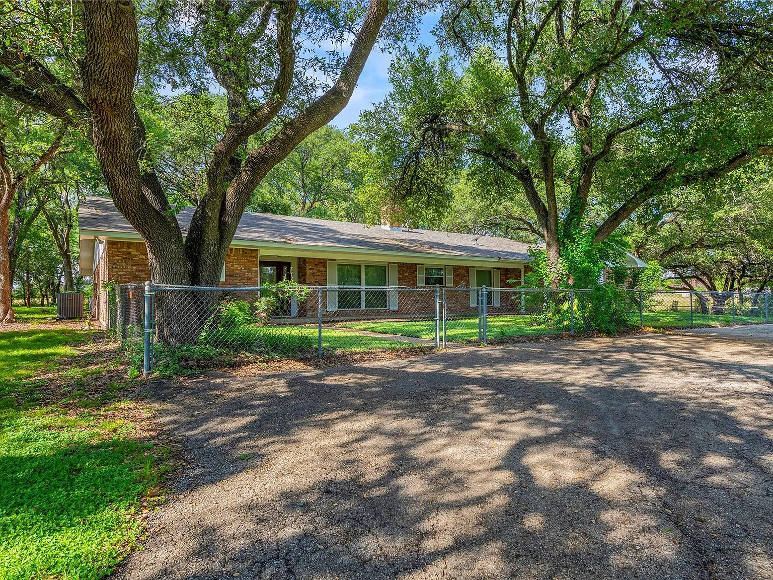 4 bed, 2.0 bath, 3238 sqft, $3,500 — Photo 4