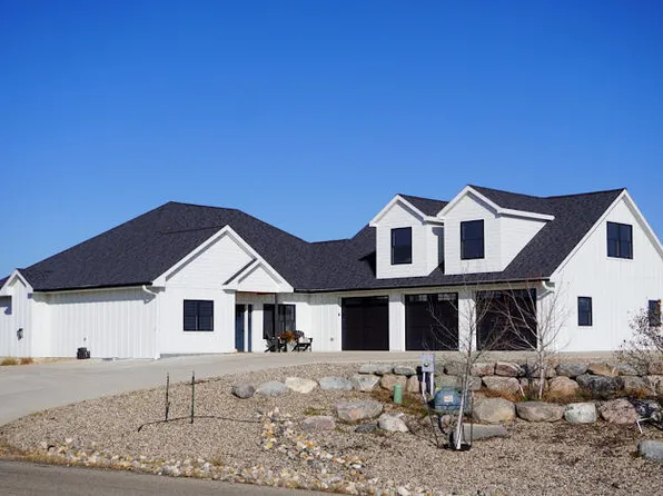 310 Country Dr, Pierre, SD 57501