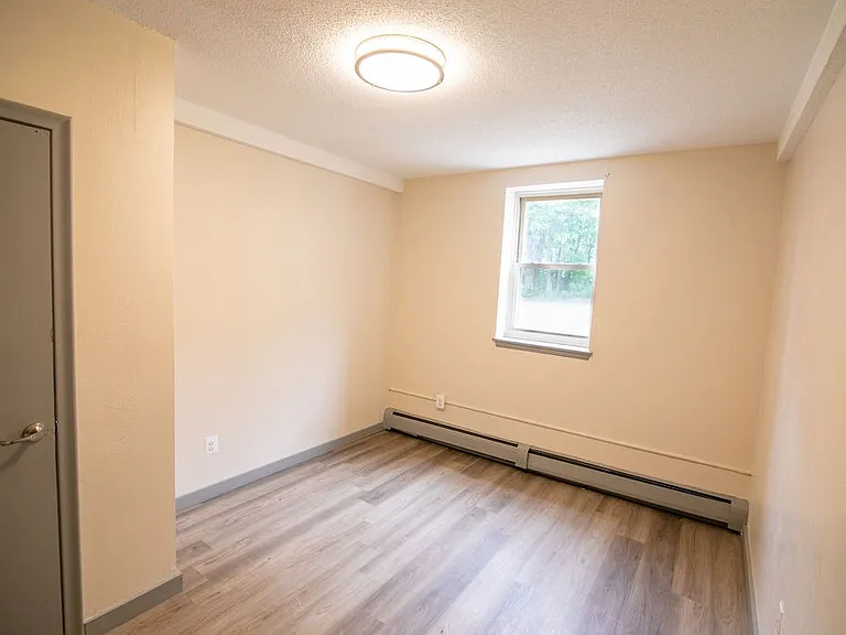 608 Allen St — Photo 4