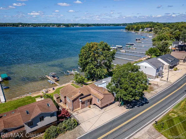 425 E East Shore Dr, Whitmore Lake, MI 48189