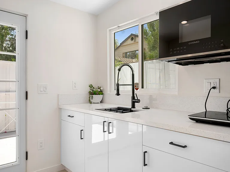 22432 Burbank Blvd #1/2 — Photo 9