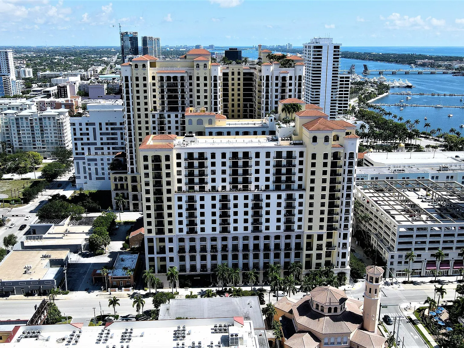 1 bed, 1.5 bath, 889 sqft, $3,500 — Photo 3