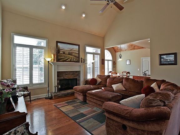 Plenty of Room Here for Everyone to Gather - Watch TV or Just Cuddle