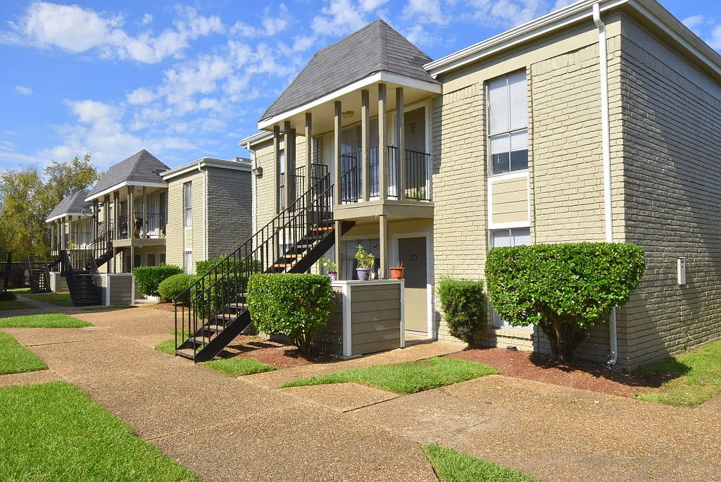 Northlake Manor Apartments — Photo 4