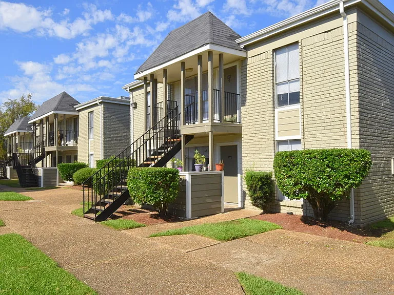 Northlake Manor Apartments — Photo 6
