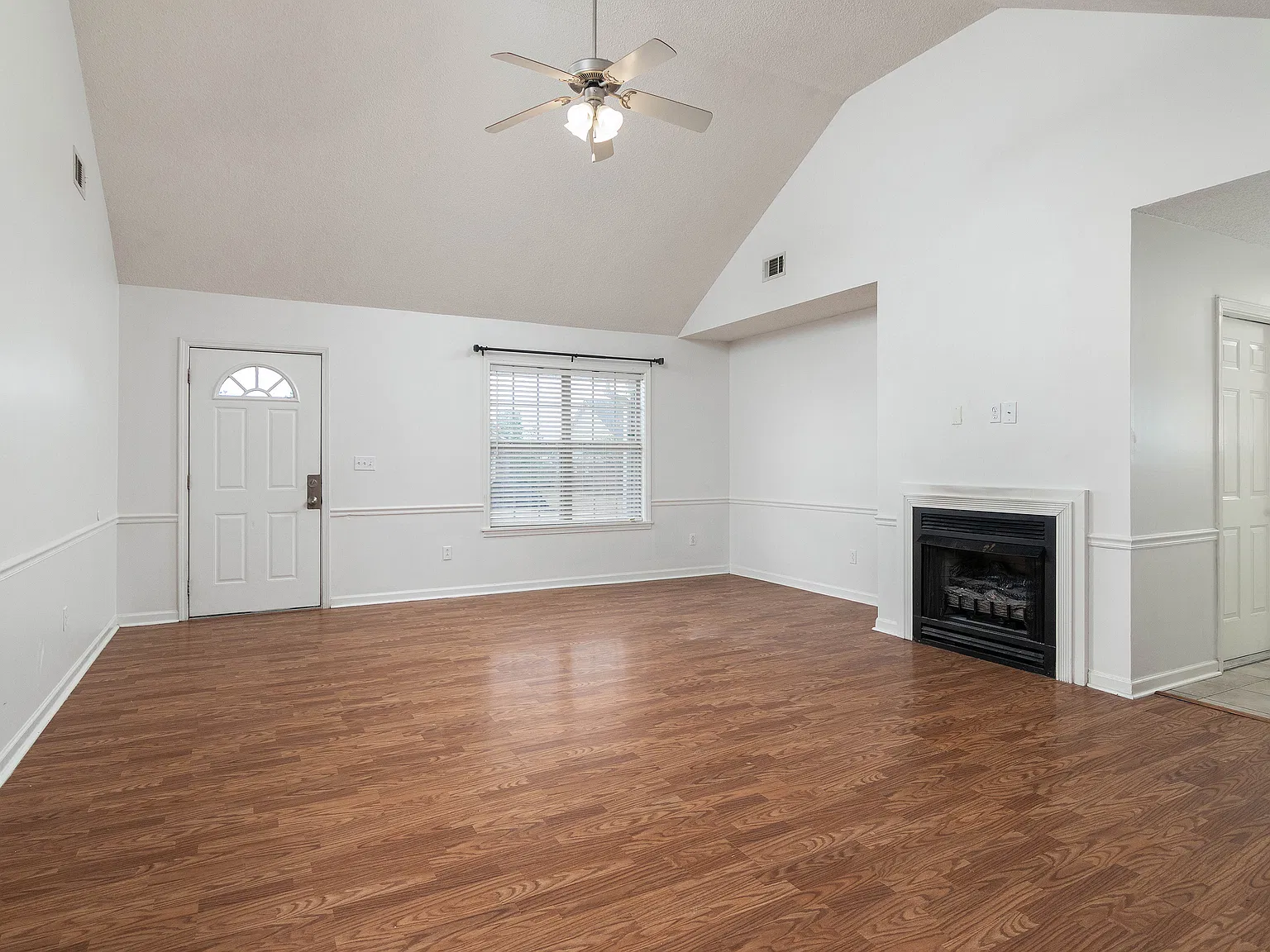 3 bed, 1362 sqft, $2,300 — Photo 3