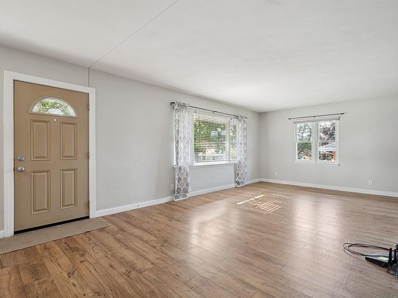 4th image of 2885 Oak Crest Dr