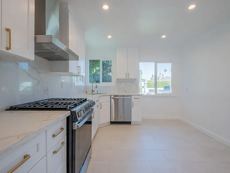 14418 Martha St — Photo 8