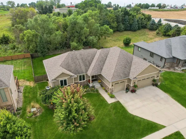 400 Indian Ridge Dr, Waukee, IA 50263
