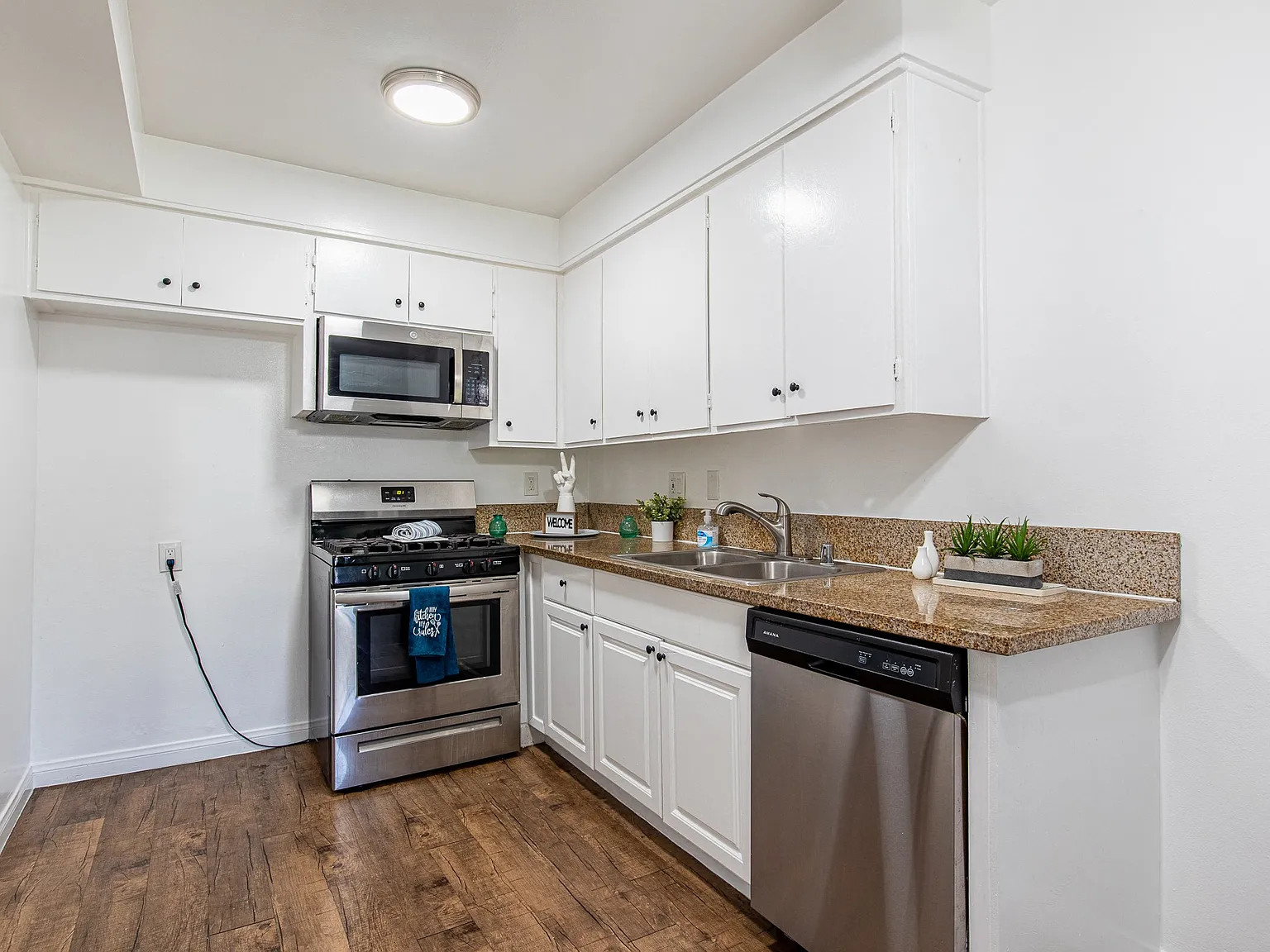 Magnolia Apartments — Photo 3
