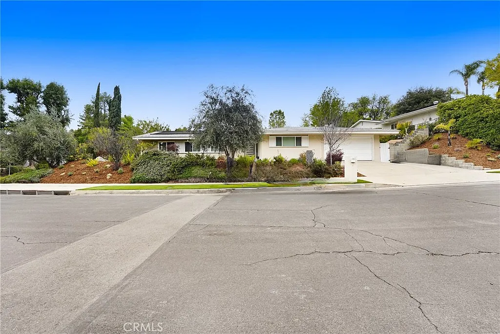 4 bed, 2016 sqft, $6,900 — Photo 1