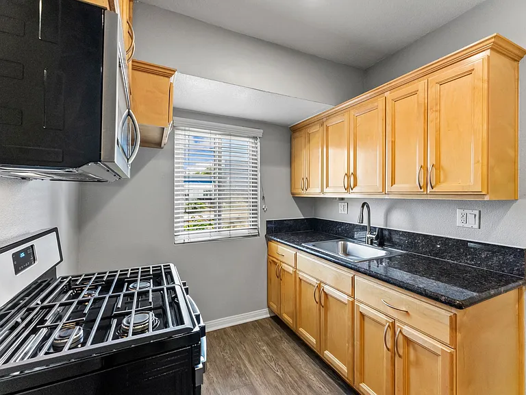 California Palms Apartments — Photo 21