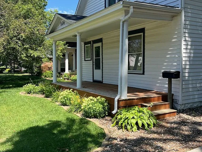 506 Broadway St — Photo 2