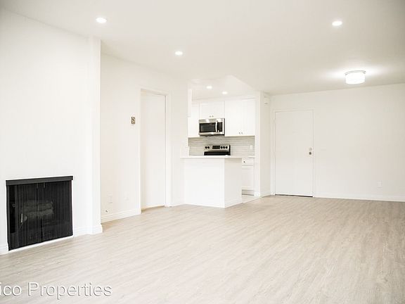 2nd image of 724 W Knoll Dr APT 202