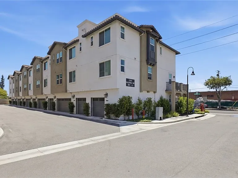 2560 Valentina Way — Photo 3