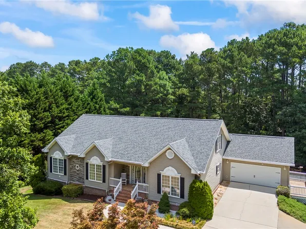 63 Point Rd, Hartwell, GA 30643