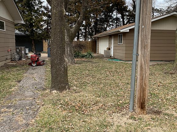 4th image of 812 SE Pioneer Rd