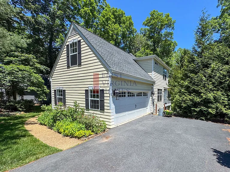 202 Blackthorn Ln — Photo 1
