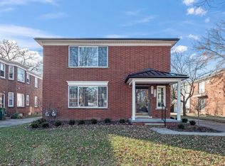 895 Harcourt Rd, Grosse Pointe, MI 48230
