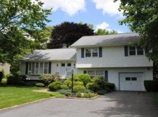 39 Myles Standish Dr, Dartmouth, MA 02747