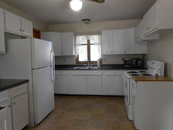 kitchen . no dishwasher