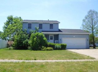 6426 Mayflower Ln, Lake View, NY 14085