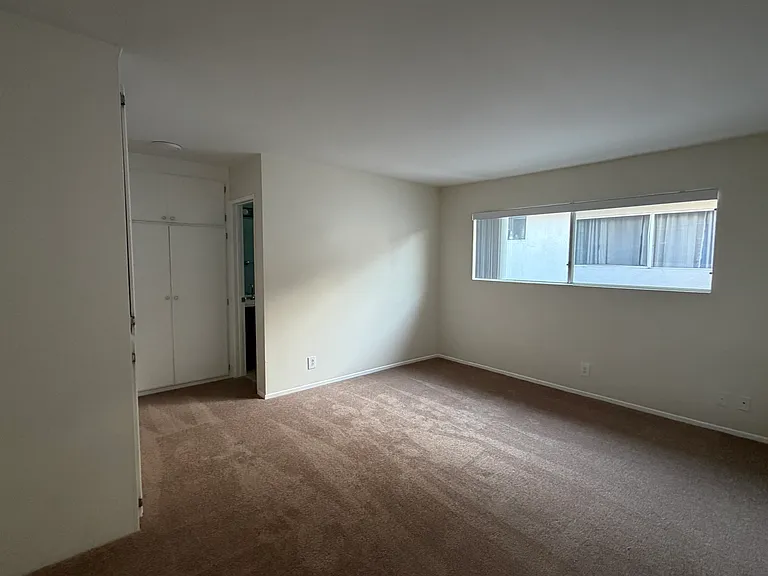 18555 Collins St #24 — Photo 3
