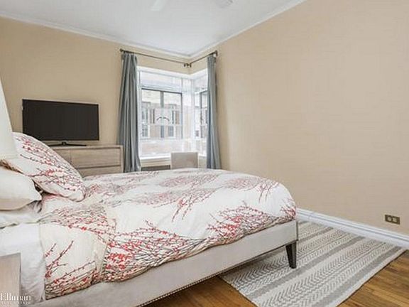 2nd image of 482 Hudson St #6F