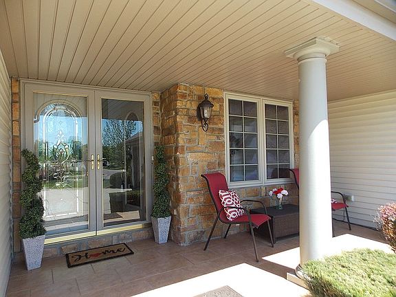 Relaxing Front Porch!!