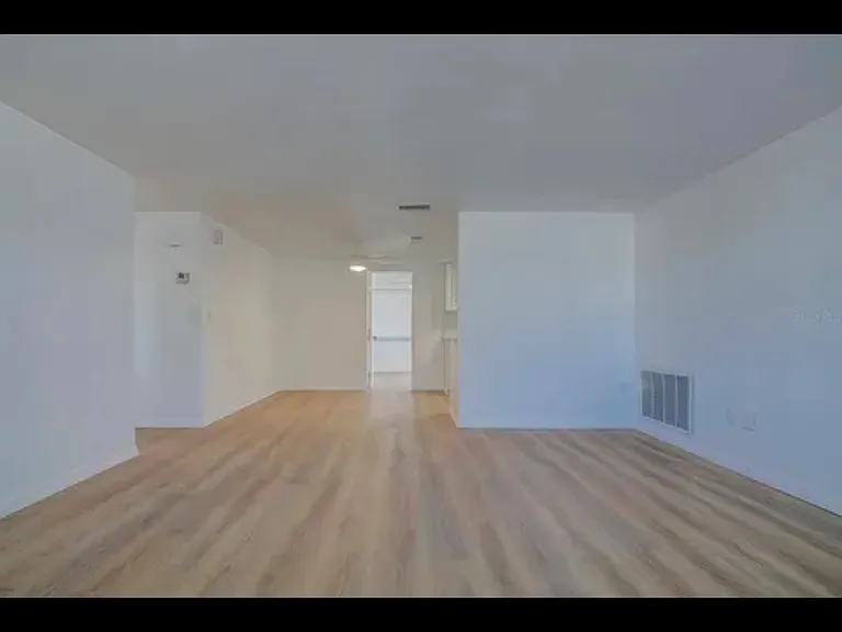 11138 Yellowwood Ln — Photo 3