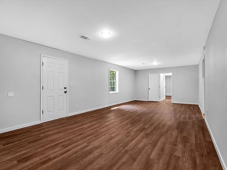 107 E Elm St — Photo 16
