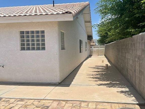 3rd image of 1429 E San Luis Ln