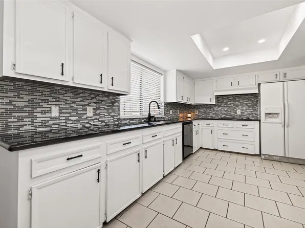 3031 Shawnee Dr, Sugar Land, TX 77479