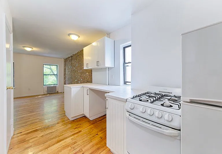 412 E 9th St #4 — Photo 3