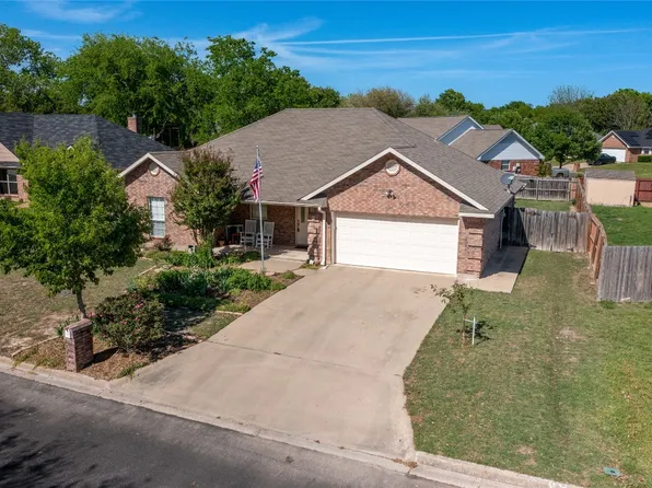 2 Broadmoor Ct, Bonham, TX 75418