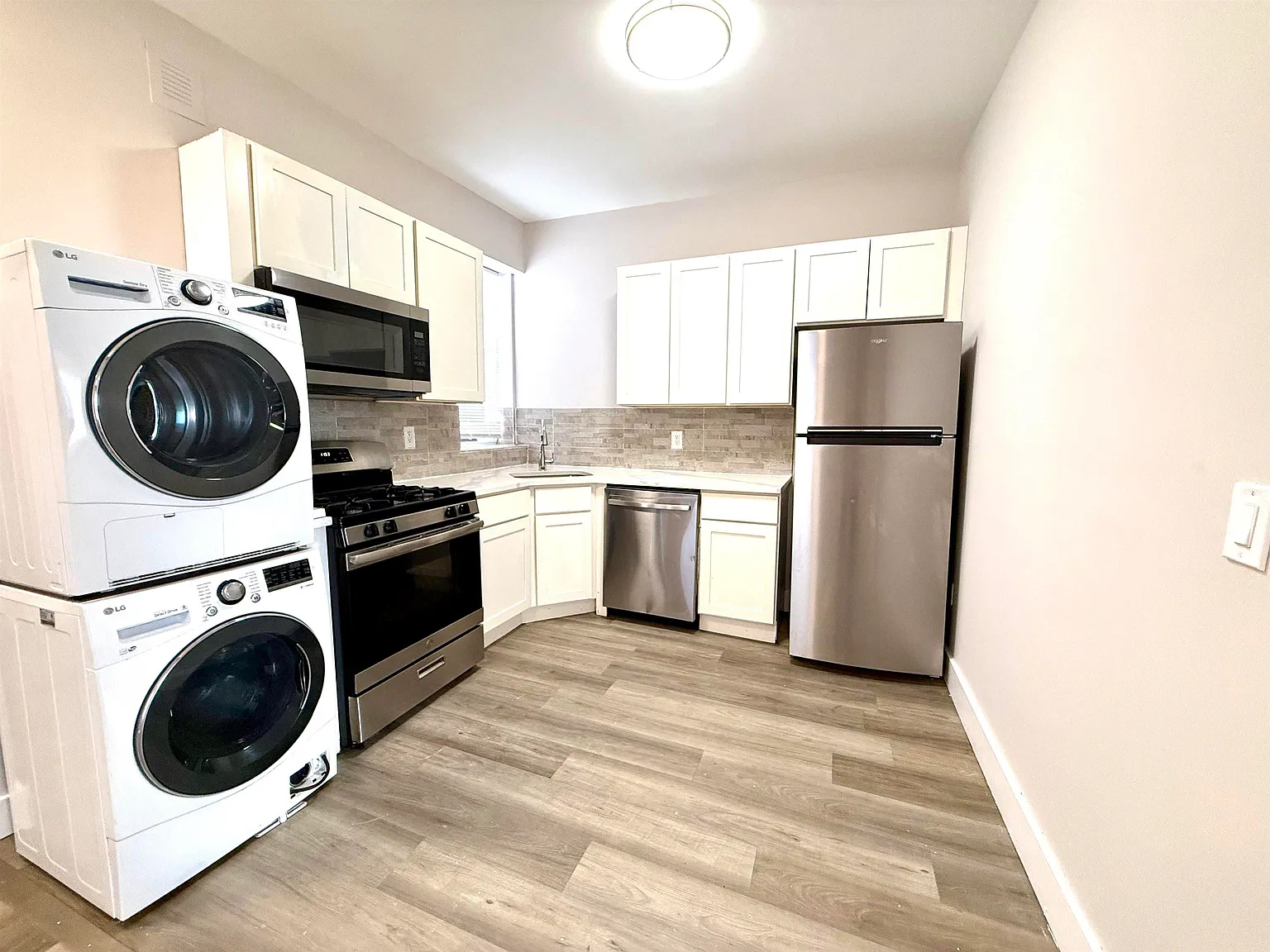 3 bed, 1.0 bath, 900 sqft, $2,500 — Photo 3
