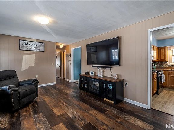 5th image of 105 Watkins St