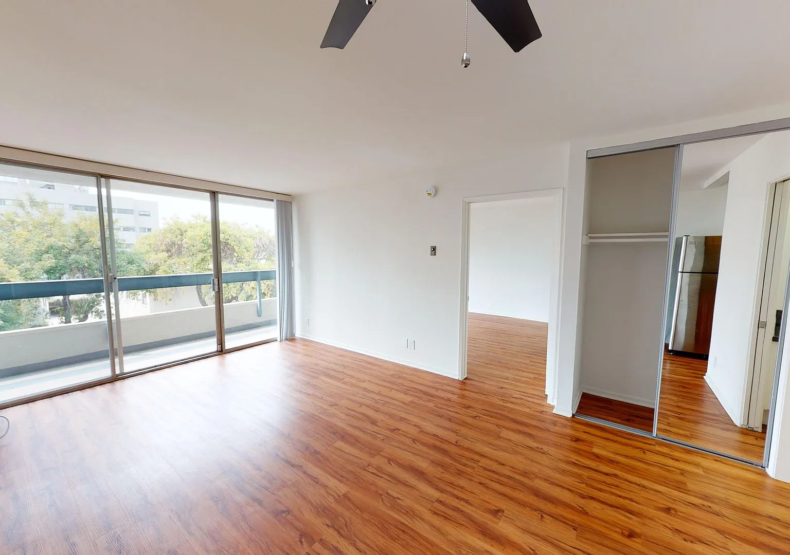 Wilshire Regency Apts. — Photo 4