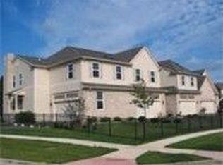 805 Oak Hollow Rd, Crystal Lake, IL 60014