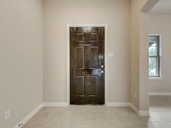 4th image of 902 Vintage Ave